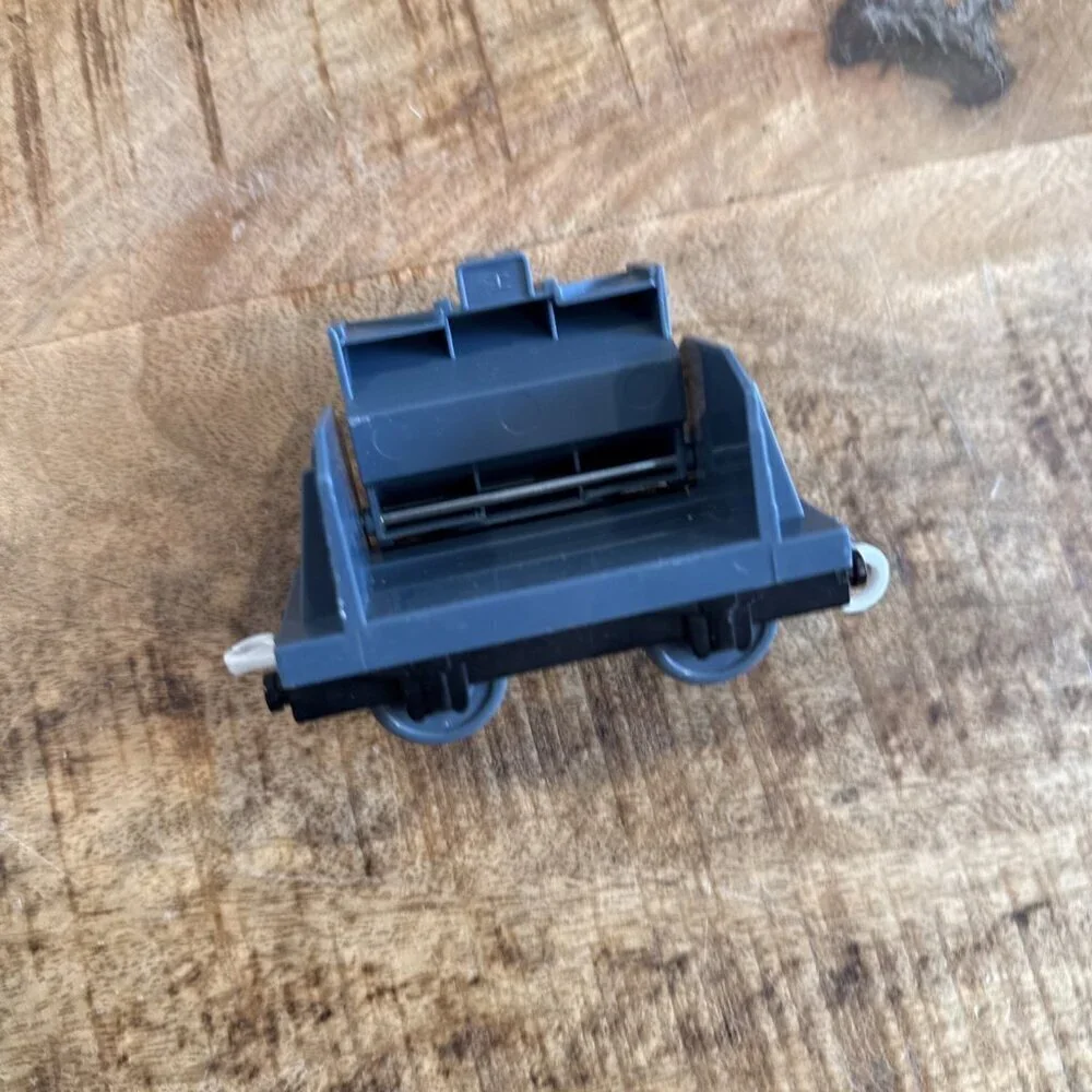 Trackmaster Thomas & Friends Train Tank Engine - Tipping Cargo Car- TOMY Gray